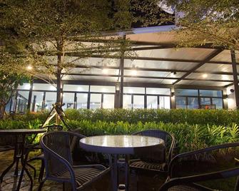 Prime Time Hotel Bang Saen - Chonburi - Patio