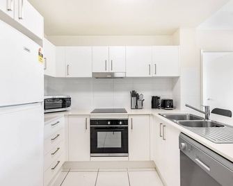 Walk to everything Modern 2Beds Apt with Easy Access - Springwood - Cocina