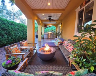 Comfort and Luxury Tropical Villa with EV Charger. - Seattle - Patio