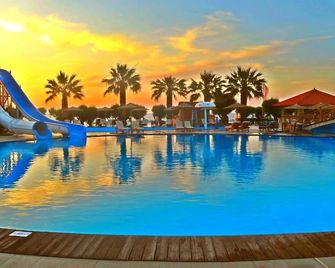 Doreta Beach Resort & Spa - רודוס (עיר) - בריכה