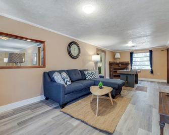 Retro! - 4br Near Sav Airport - Bloomingdale - Wohnzimmer