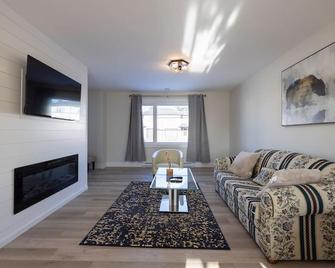 Luxury Home In Moncton - Moncton - Living room