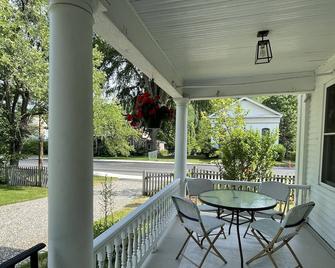 Charming 2022 renovated 1867 farmhouse in Charlemont MA - Charlemont - Patio
