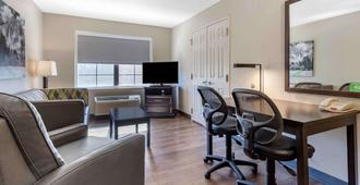 Extended Stay America Premier Suites - Miami - Airport - Miami Springs - Miami Springs - Living room