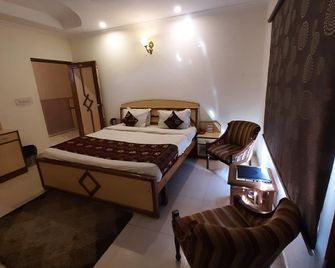 Hotel Siddharth Residency - דהרדון - חדר שינה