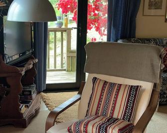 Fiddler's Green: a cozy place surrounded by nature - Russell - Living room