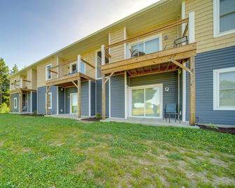 Golf-View Erie Condo with Porch about 4 Mi to Lake - Erie - Building