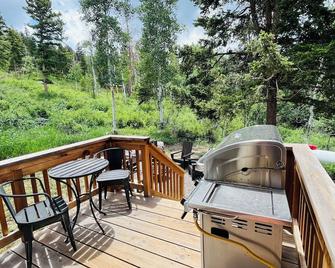 Private and peaceful 3 br cabin in the woods with new Hot Tub - Ridgway - Balcón