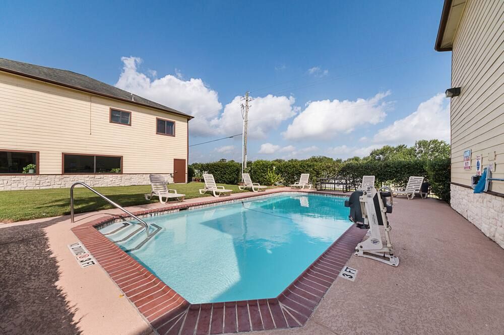 Lone Star Inn & Suites - Victoria - Piscina