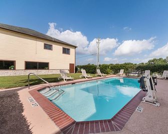 Lone Star Inn & Suites - Victoria - Piscina