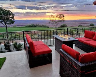 Cliff Views - Hot Tub - Sups - Boat Parking - Sleeps 16 - Page - Balcón