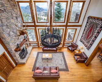 Taharaa Mountain Lodge - Estes Park