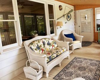 Breezeway Bay - Waterfront Full House - Wisconsin Dells - Living room