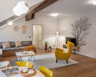 4 Trees Apartments by Adrez - Prague - Living room