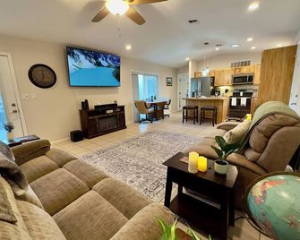 Tranquil Foothills Retreat - Yuma - Living room