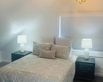 Newly Renovated 1 Bedroom West Hartford Apartment - Wethersfield - Bedroom