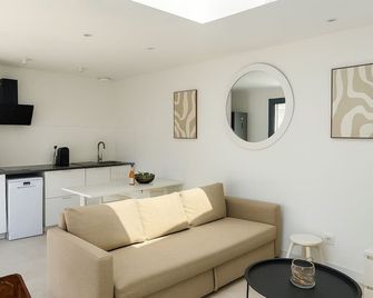 Maison moderne jardin piscine et parking prives, près d'Aix Centre - Venelles - Sala de estar