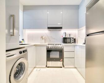 Pristine 1BR at Binghatti Creek Al Jadaf by Deluxe Holiday Homes - Dubai - Kitchen