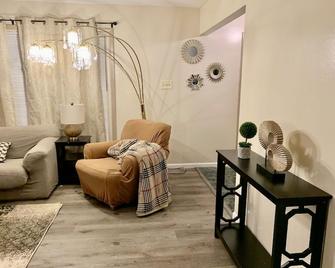 Convenient and newly renovated cozy private home - Maryland Heights - Living room
