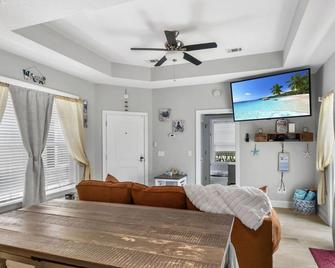 Pet friendly, beautiful mid island cottage only 3 miles from the beach! - Brunswick - Living room