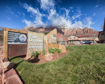 Winter Discounts! 3rd Night Free in Jan & Feb. Non Holiday - Springdale - Building