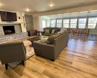 Jewel on the Lake - Relaxing Lakefront Home - Manning - Living room