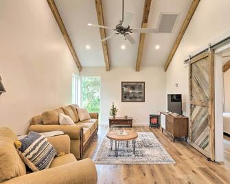 Trendy Palm City Cottage with Porch on 5 Acres! - Stuart - Living room