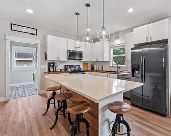 Cozy Chic Home in Downtown Loveland! - Loveland - Kitchen