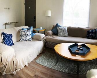 Remodeled Home in Historic Downtown Oroville Riverfront District - Oroville - Living room