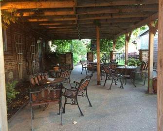 Half Moon Hotel And Restaurant - Alford - Patio