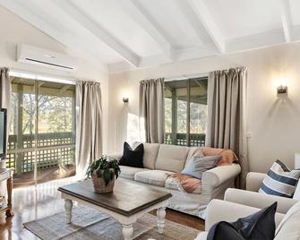 Stirling Estate - Mansfield - Huiskamer