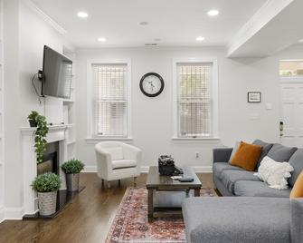 Welcome Home! 3 bd 2.5 ba in Historic Washington DC Home - Washington, D.C. - Living room