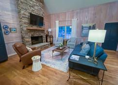 Blue Haven Lake House - Stay on Lake Tuscaloosa! Book for football! - Northport - Living room