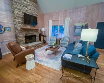 Blue Haven Lake House - Stay on Lake Tuscaloosa! Book for football! Hot Tub! - Northport - Sala de estar