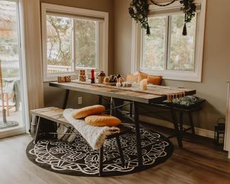 Luxury Waterfront Cottage with Hot Tub in Downtown Washago, Ontario - Washago - Restaurante