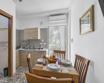 Stella Marina with Pool 100 m from beach - Vieste - Essbereich