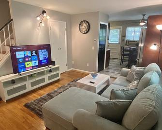 Beautiful 2 bdr condo - East Haven - Living room