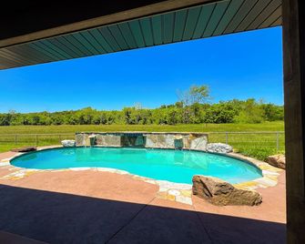 Unique & Newly Renovated Farmhouse w/ Pool & Spring Fed Creek Access - Westville - Piscina