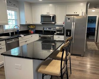 Terrific 2-bedroom 2 bath home, country setting, convenient to highways, 1 acre - Kernersville - Cocina