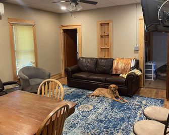Ne South Dakota Sportsmen Paradise - Lily - Living room