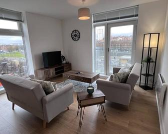 Stylish Newly Decorated 2 Bed - Glasgow - Living room