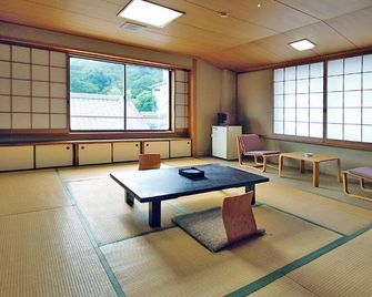 Nakamasu - Takeo - Eetruimte