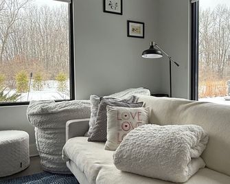 The Retreat: Hottub/Firepit/Wineries/Beach/Nature - Stevensville - Living room