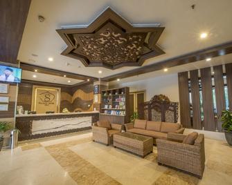 Lorin Syariah Hotel Solo - Surakarta City - Front desk