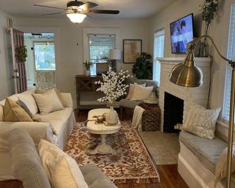 1925 Bungalow In The Historic District, Downtown Mt. Dora Casa De Fior - Mount Dora - Living room