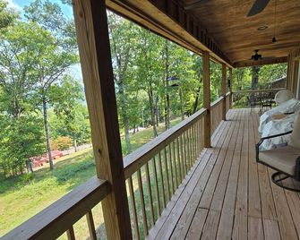 Cozy Cabin Greers Ferry Lake View - Clinton - Balcony