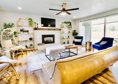Modern Boho Retreat - Corvallis - Living room