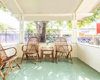 Raka Residence Syariah By OYO Rooms - Karawang - Balcony