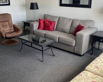 Quaint Spacious 3 Bedroom House Sleeps 5 - Thunder Bay - Living room