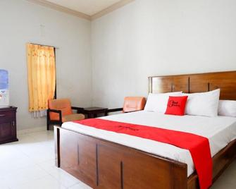 RedDoorz Near Mutiara Sis Al Jufrie Airport Palu - Palu
